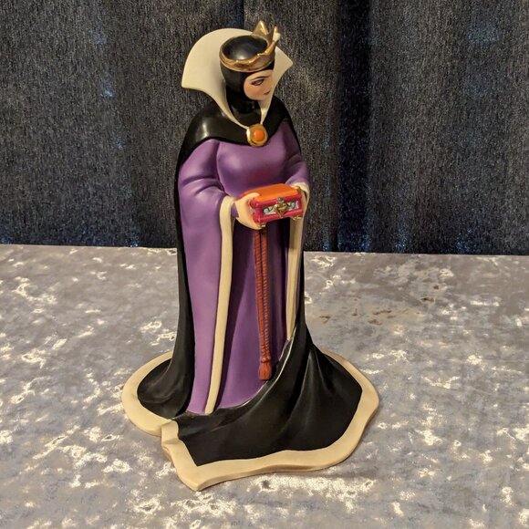 WDCC "Bring Back Her Heart ..." Evil Queen from Snow White with COA and Box - Picture 12 of 13